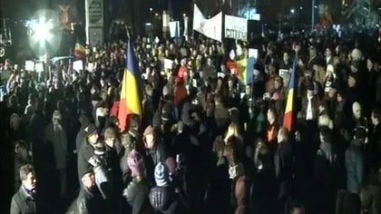 Piaţa Universităţii, ZIUA A PATRA: Mii de oameni în stradă, 170 de protestatari reţinuţi VIDEO