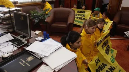 Doi activişti Greenpeace s-au legat de caloriferul din biroul ministrului Borbely VIDEO