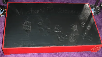 Amprentele lui Michael Jackson, în cimentul de pe Hollywood Boulevard GALERIE FOTO
