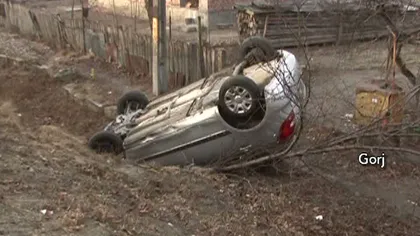 Mai multe accidente s-au produs în Gorj şi Prahova din cauza poleiului VIDEO