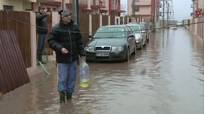 După furtună, inundaţii: O stradă din Popeşti-Leordeni, scufundată sub ape