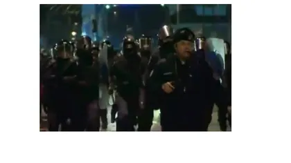 Un jandarm isteric încearcă să sperie protestatarii VIDEO