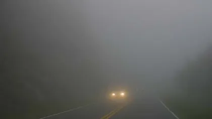 Trafic rutier îngreunat de ceaţă pe DN 17, în Pasul Tihuţa. Vizibilitatea, sub 50 de metri