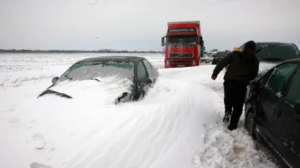 Probleme cu utilajele de deszăpezire şi drumuri blocate în Vrancea