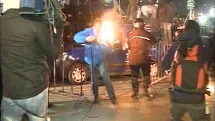 Om în flăcări. 51 de persoane au fost rănite în Piaţa Universităţii VIDEO