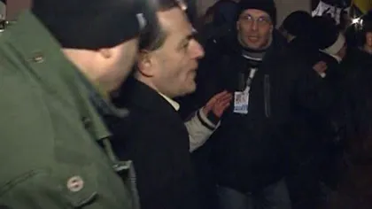 Ludovic Orban, huiduit şi bruscat din nou în Piaţa Universităţii VIDEO