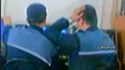 Poliţiştii se joacă la păcănele VIDEO