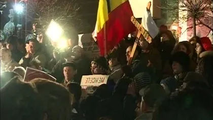 Îmbrânceli între jandarmi şi protestari la Braşov: Jos Băsescu! Ruşine! VIDEO