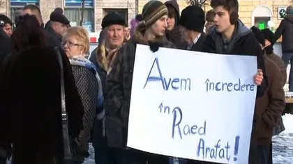 Protest la Cluj-Napoca: 100 de persoane au ieşit în stradă pentru a-l susţine pe Arafat VIDEO