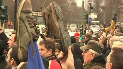 Protest inedit faţă de preşedintele german: Sute de oameni au ridicat pantofii deasupra capului