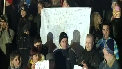 13.000 de români au ieşit luni în stradă ca să ceară demisia lui Băsescu VIDEO
