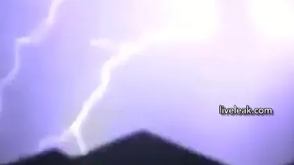 Un australian care vroia să filmeze fulgerele a fost nimerit de unul