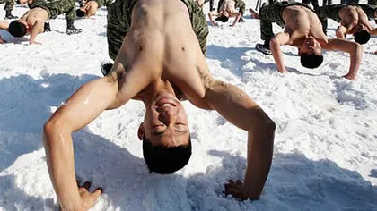 Antrenament extrem, în zăpadă şi apă îngheţată, pentru soldaţii coreeni - VIDEO