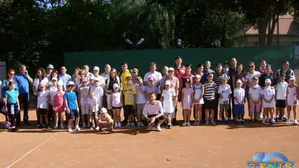 Sute de copii au deprins odată cu tenisul şi gustul pentru investiţii personale