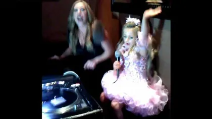 Un model de numai cinci ani cântă şi dansează într-un club de noapte VIDEO
