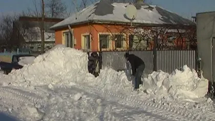 7.000 de persoane sunt izolate în Buzău din cauza troienelor cât casa VIDEO