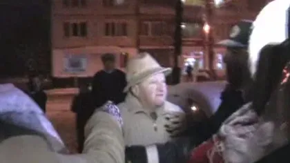 O trecătoare din Baia Mare a fost bătută de protestatari VIDEO