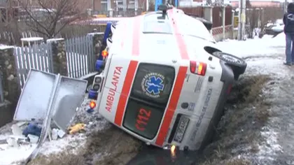 O ambulanţă s-a răsturnat în Râmnicu-Vâlcea VIDEO