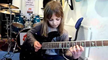 O fetiţă de 8 ani face senzaţie pe internet. A uimit fanii rock-ului din toată lumea - VIDEO