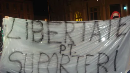 Sute de suporteri ai echipelor de fotbal au protestat la Sibiu VIDEO