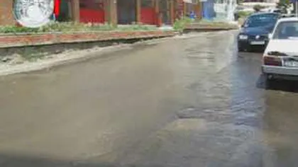 Suceava: Bulevard blocat de apă din cauza unei conducte sparte VIDEO