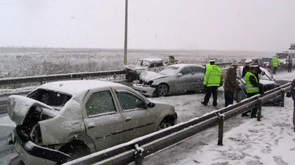 Accident în lanţ în Vrancea. 17 maşini s-au tamponat din cauza ceţii dense şi a poleiului VIDEO