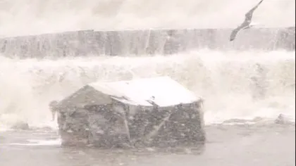 Valurile au făcut prăpăd pe plaja din 2 Mai VIDEO