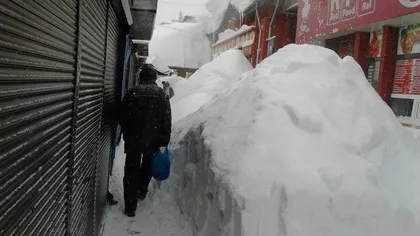Intrarea într-o piaţă din Focşani, blocată de maldăre imense de zăpadă FOTO