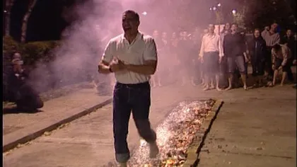 Bruno Medicina, italianul care a convins aproape 5.000 de oameni să meargă pe cărbuni încinşi VIDEO