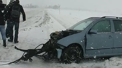 Accident pe E85 din cauza zăpezii: Un şofer a intrat cu maşina într-un tir VIDEO
