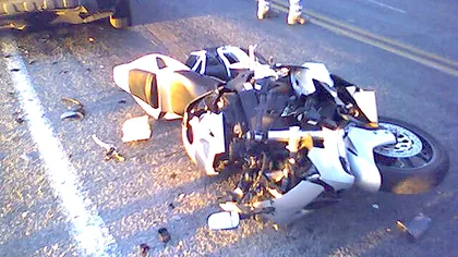 Un motociclist scapă cu viaţă dintr-un accident teribil VIDEO