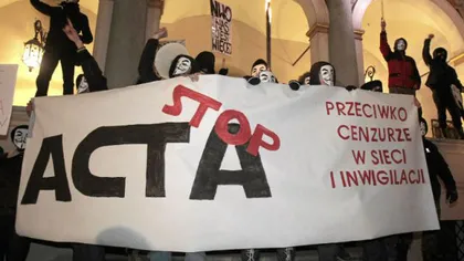Polonia îngheaţă ratificarea acordului ACTA