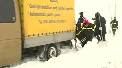Mai multe camioane cu ajutoare au rămas înzăpezite în judeţul Buzău VIDEO