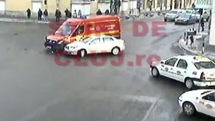 S-a ciocnit cu ambulaţa în centrul Clujului VIDEO