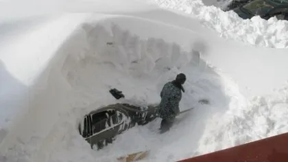 INCREDIBIL A supravieţuit două luni în maşina sa îngropată în zăpadă