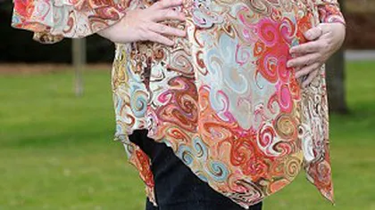 Dependentă de naşteri: o femeie din Marea Britanie e mamă surogat pentru zece copii