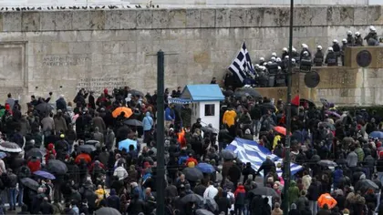 Proteste violente la Atena. Tinerii aruncă cu pietre şi cocktailuri molotov VIDEO