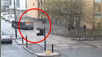 Un autobuz loveşte intenţionat un biciclist VIDEO