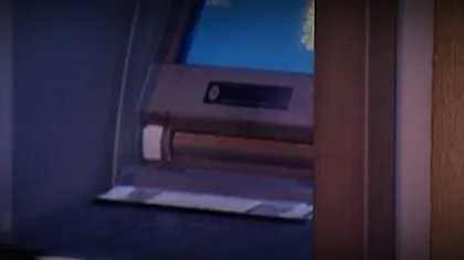 METODĂ: Doi tineri din Capitală furau bani din bancomate cu banda adezivă VIDEO