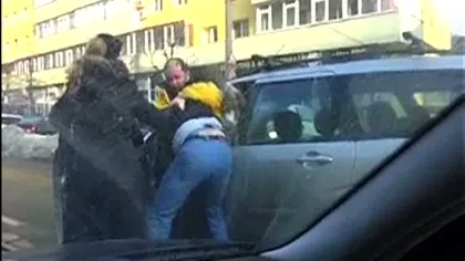 Bătaie în trafic în Bucureşti. Doi şoferi şi-au împărţit pumni în plină stradă VIDEO