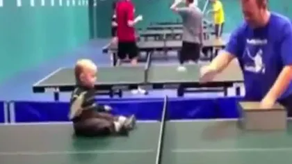 Un bebeluş de doar câteva luni joacă tenis de masă VIDEO