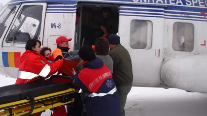 Bolnavi izolați în Ialomiţa, preluaţi de un alicopter MAI şi duşi la spital