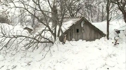 Preotul unei comune din Buzău i-a salvat pe oameni din casele înzăpezite VIDEO