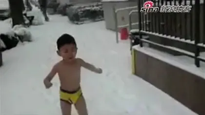 Scandalos! Copil de 4 ani pus să alerge dezbrăcat prin zăpadă VIDEO