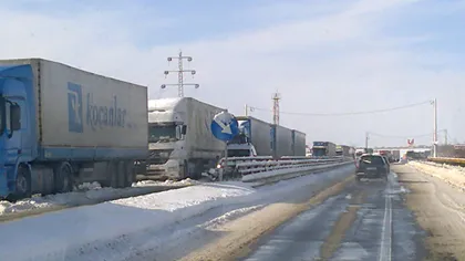 Aproximativ 100 de maşini de mare tonaj sunt oprite lângă Piteşti, la ieşirea de pe autostradă