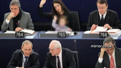 O europarlamentară şi-a adus copilul la muncă VIDEO