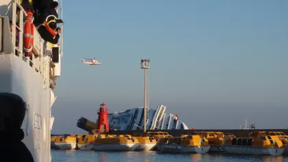 Naufragiul Costa Concordia: A început să se scurgă petrol din nava scufundată