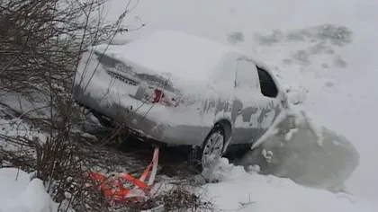 Gheaţa le-a salvat viaţa: Trei tineri din Arad au căzut cu maşina în Mureş VIDEO