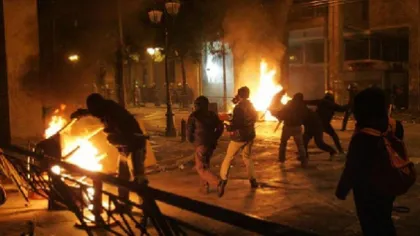 Noaptea contraprotestelor în Grecia : Manifestanţii au aprins lumânări şi au 