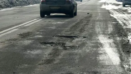 Topirea zăpezii a lăsat în urmă cratere pe străzile din Sibiu
